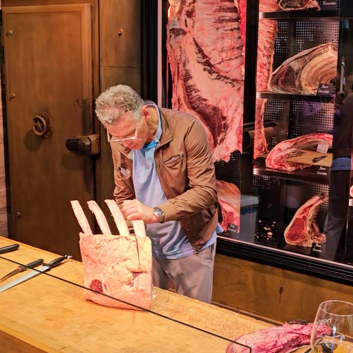 Demostración de corte durante un evento en Gastro Charcutería